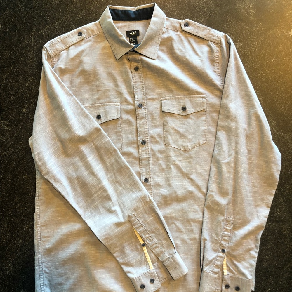 H&M long sleeve double pocket casual gray shirt size Large.